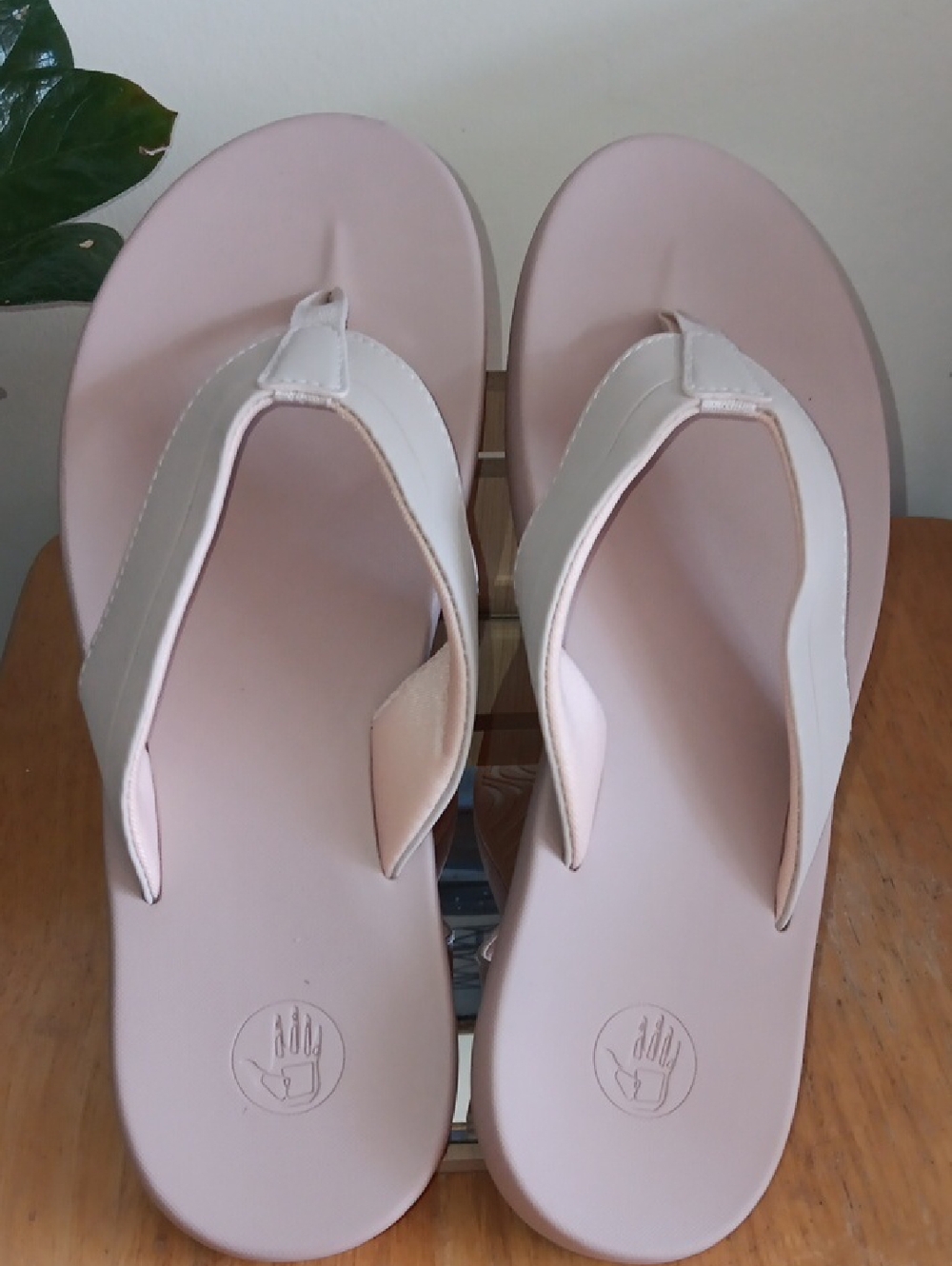 Body Glove Beige Flip Flops Size 6 NWOB
